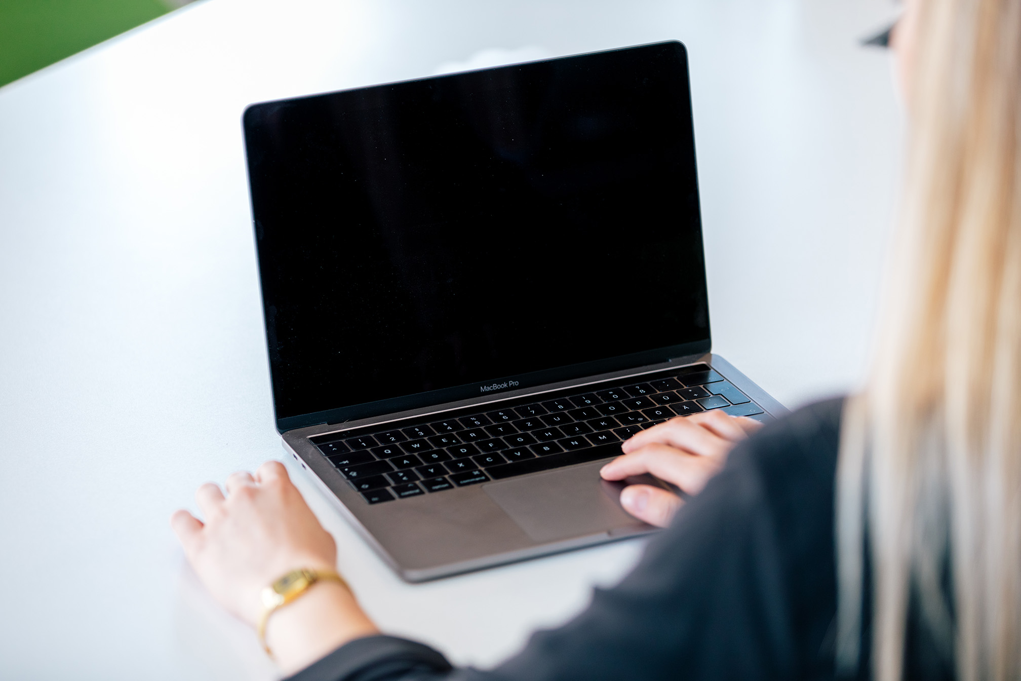 Frau arbeitet am PC
